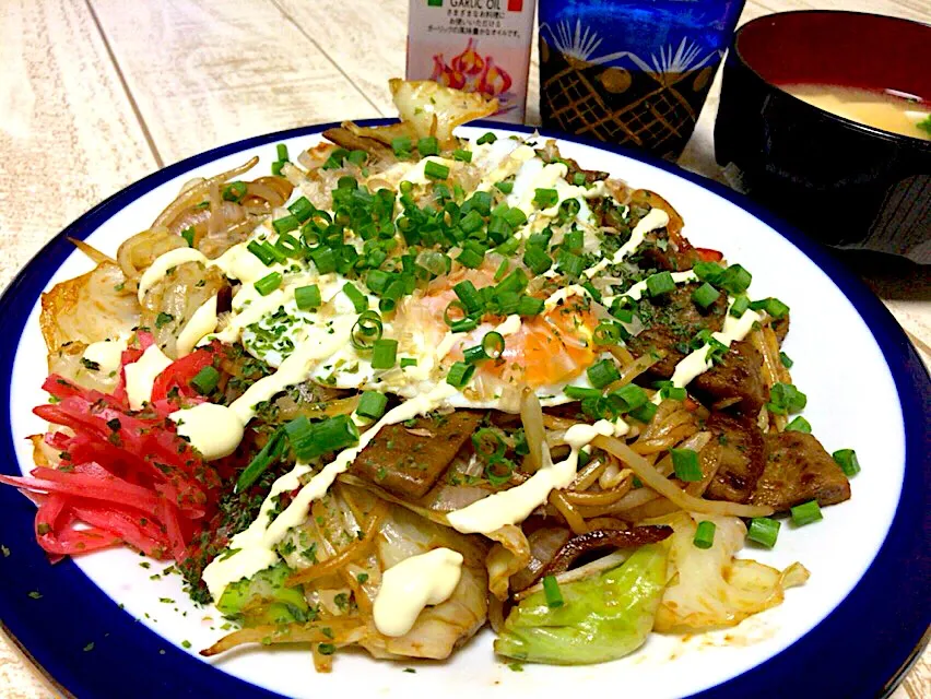 Snapdishの料理写真:今日の男飯(｡-_-｡)マルちゃん焼きそばお好み焼き風&黒はんぺんとしめじと豆腐の味噌汁🎶|ひーちゃんさん