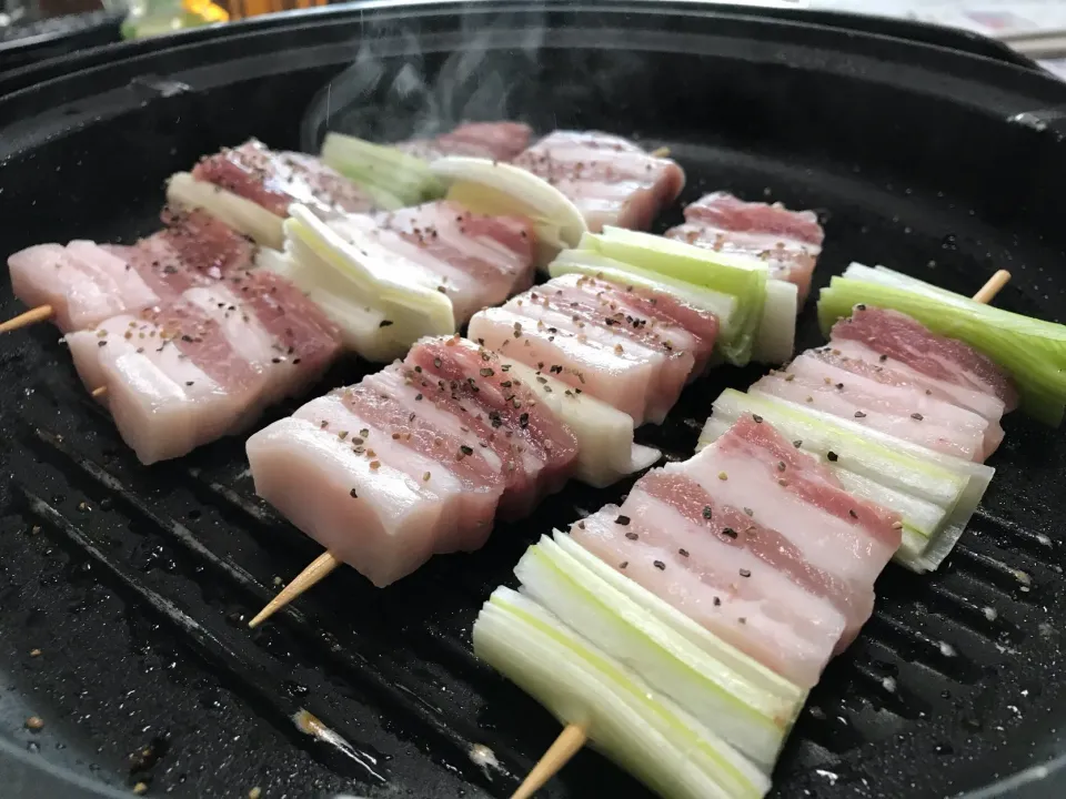 Snapdishの料理写真:ホットプレートで豚バラ串焼き☆|とみー@仙台さん