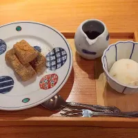 Snapdishの料理写真:わらび餅と塩キャラメルアイス🍨|ぱにょさん