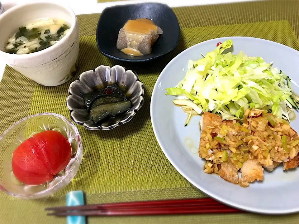 Snapdishの料理写真:油淋鶏、ナスの焼き浸し、トマトの出汁煮、刺身こんにゃく。|yukiさん