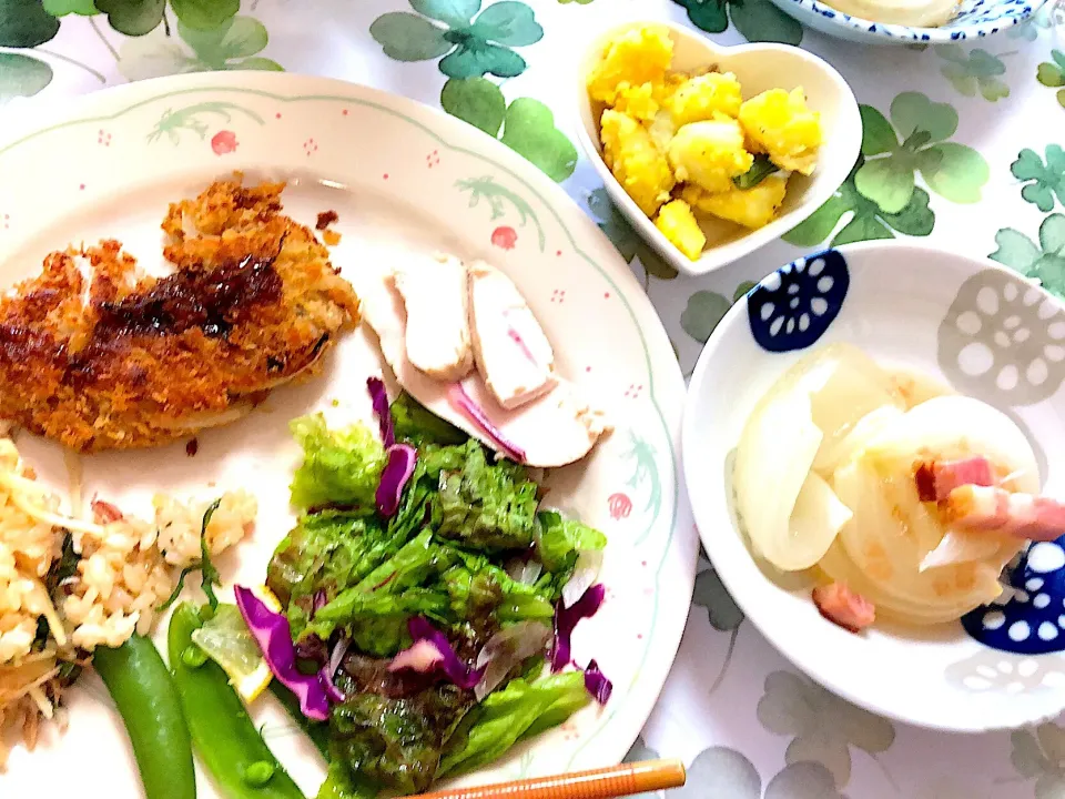 Snapdishの料理写真:♡新生姜ご飯
♡手抜きカツ
♡玉ねぎとベーコン煮
♡ポテサラ|和田奈織さん