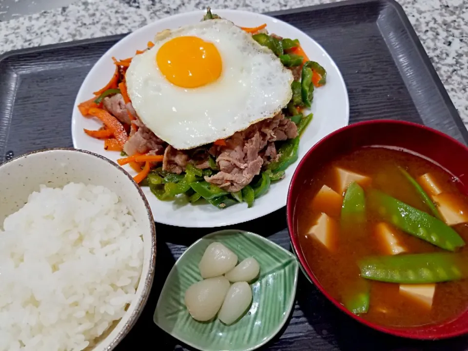 ・豚肉と野菜の中華炒め+目玉焼き
・絹さやの味噌汁
・らっきょう|あぁちゃんさん