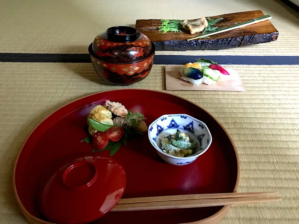 皐月茶会

空豆・とうもろこし・春菊の白和え
鰹竜田揚げ・茗荷・青紫蘇
あおさの厚焼き玉子
あまエルトマトの蜂蜜レモン漬け
スナップ豌豆
海老しんびき粉揚げ

沢煮椀（独活・新人参・新牛蒡・三つ葉・椎茸）胡椒

あいなめ素揚げ・木の芽

筍しんじょう・水蕗・姫茸・高野豆腐

漬物寿司（朝瓜・小茄子・二十日大根・水菜・か|さかい あきよさん