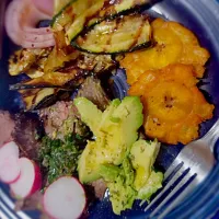 skirt steak with chimichurri grilled vegetables and tostones!|Corrineさん