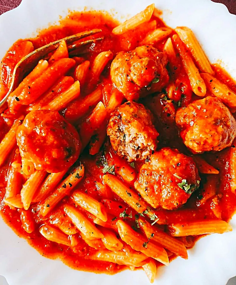 Italian meatballs with penne and tomato sauce
#meatballs
#pasta|Sidney Lowさん