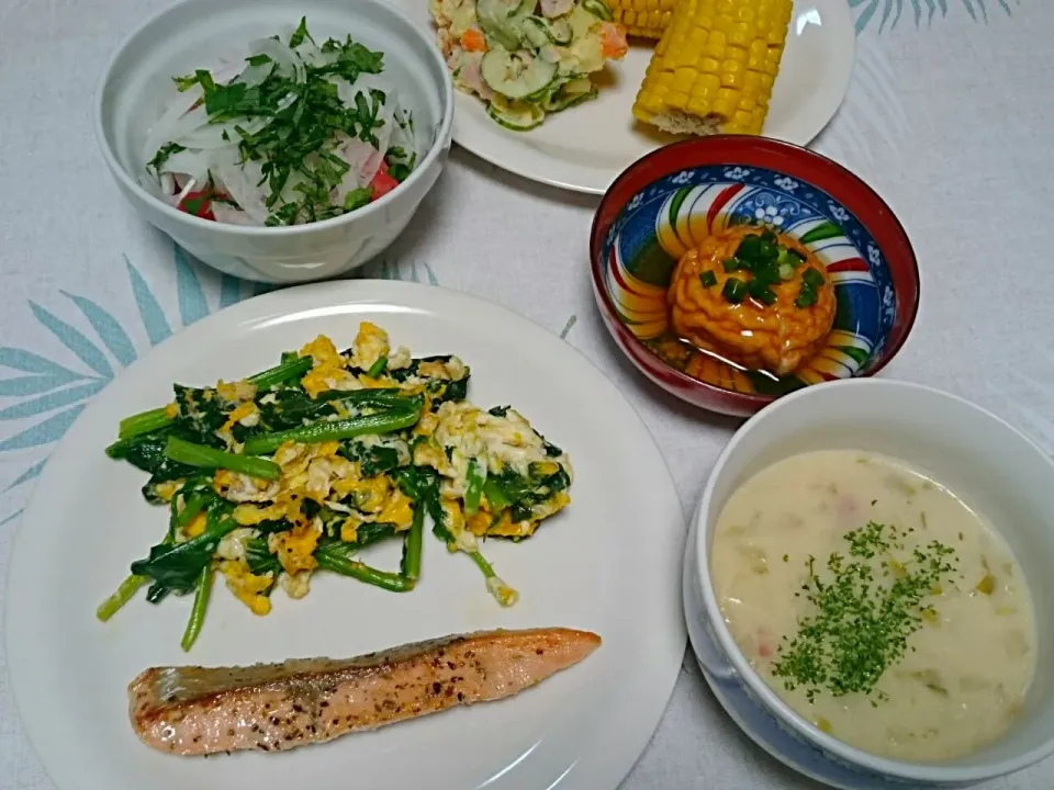 Snapdishの料理写真:☆今日の晩ごはん☆　紀文食品さんから頂いた<魚河岸あげ餡かけ>　鮭の香草焼き　ほうれん草玉子炒め　ポテトサラダ　トマトサラダ　他|hamamaさん