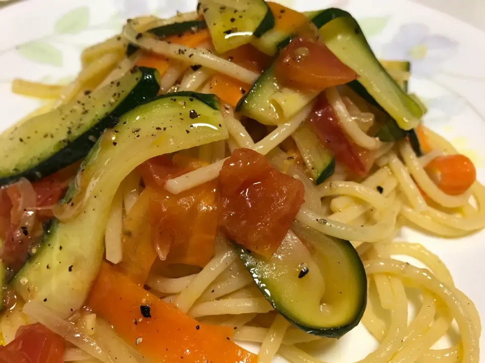 野菜のパスタ
Pasta vegetale

#ズッキーニ
#トマト
#ぺペロンチーネ|お家でbar!さん