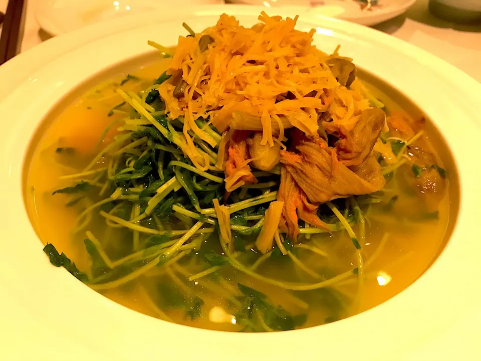 Poached pumpkin flower, pea sprouts, conpoy, wolf berry|Sky Blueさん