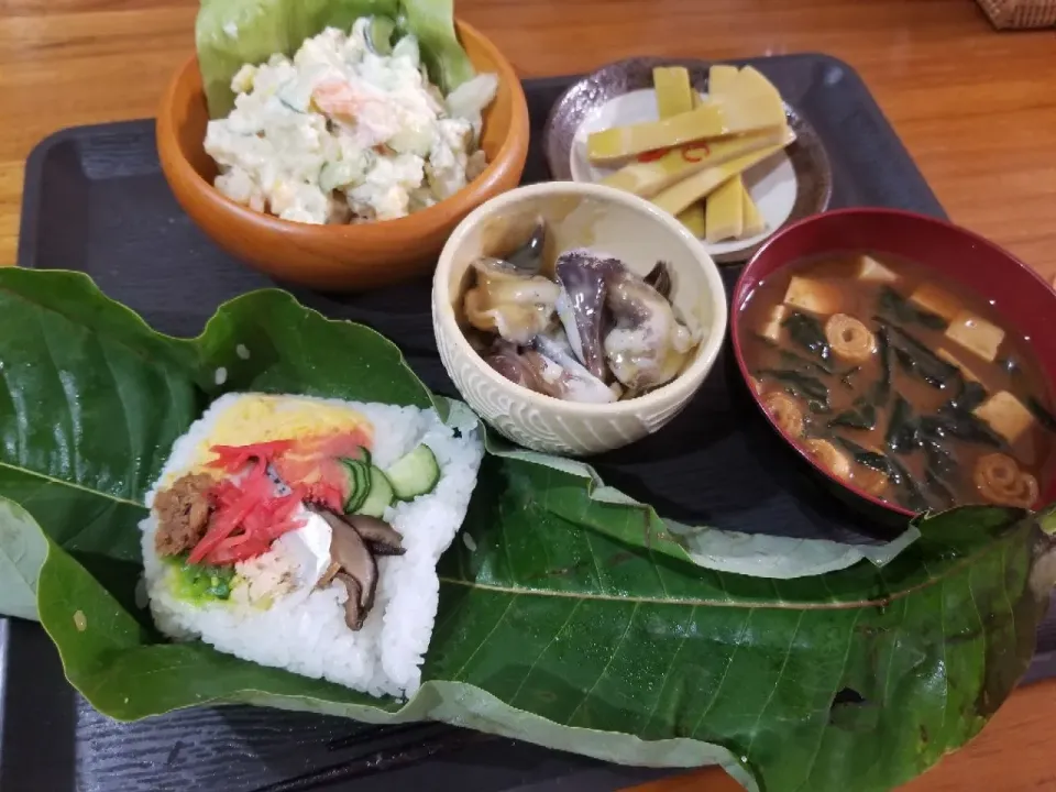 ・朴葉寿司
・はちくの煮物
・トリガイの酢みそ和え
・ポテトサラダ
・味噌汁|あぁちゃんさん