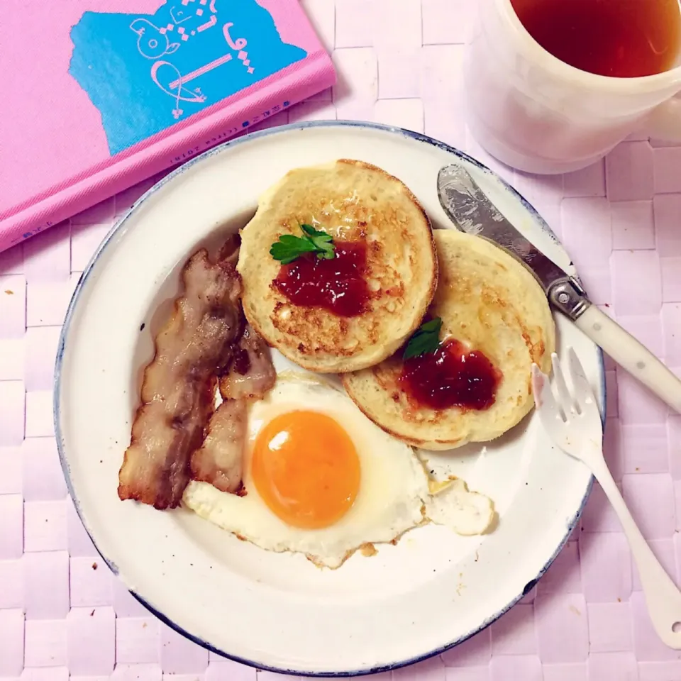 Snapdishの料理写真:Bacon and Egg toasted Muffin with Strawberry Jam🍓🥓／ベーコンエッグマフィン、いちごジャム添え🍞♡|angiee♡さん