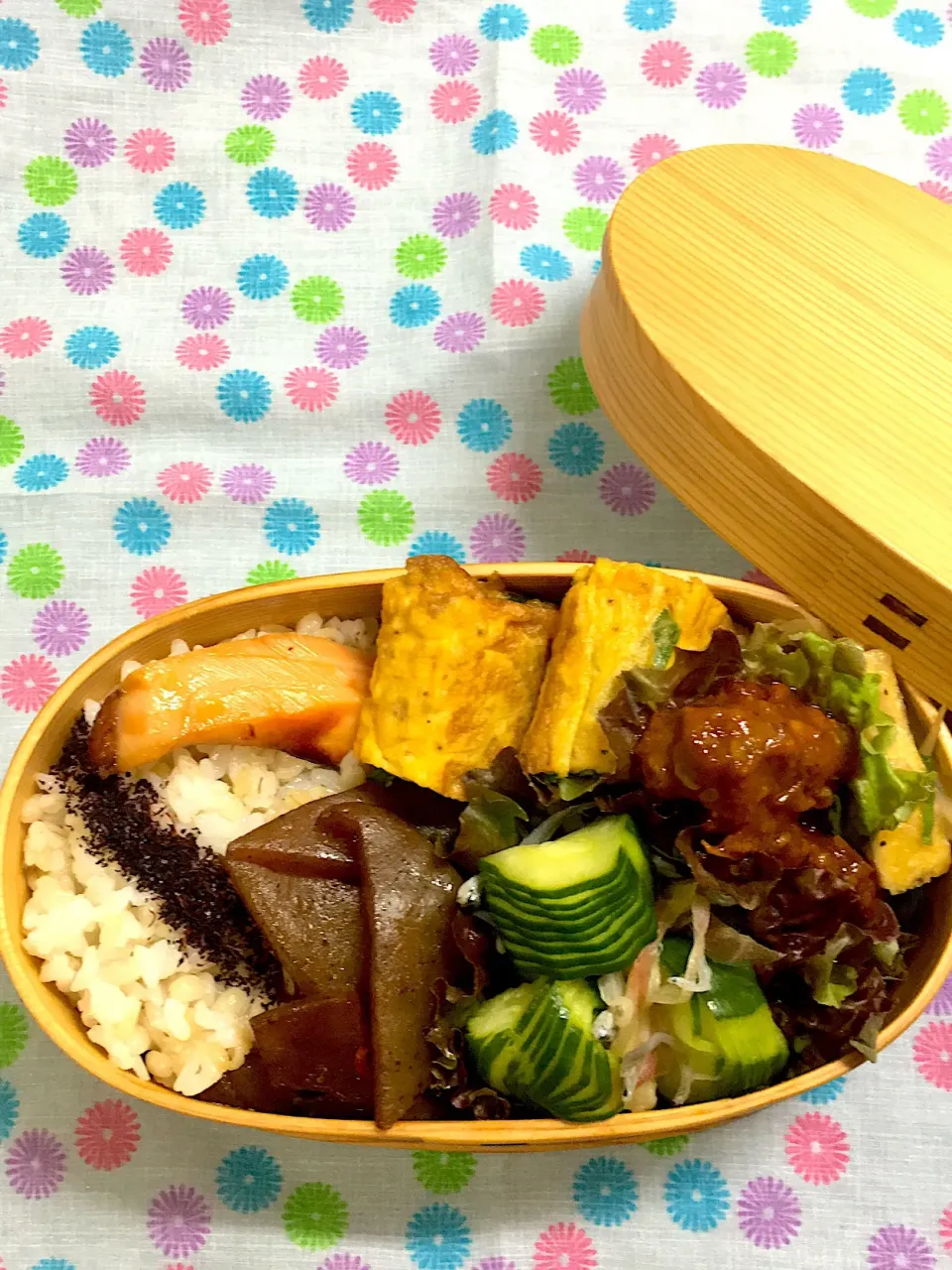 6/5  今日のお弁当🍱
・切り落としこんにゃくの甘辛煮
・ニラ入りの玉子焼き
・手羽元カレー
・ミョウガとジャコときゅうりの酢の物
・鮭の漬け焼きと肉モヤシ炒め|かっぴーさん