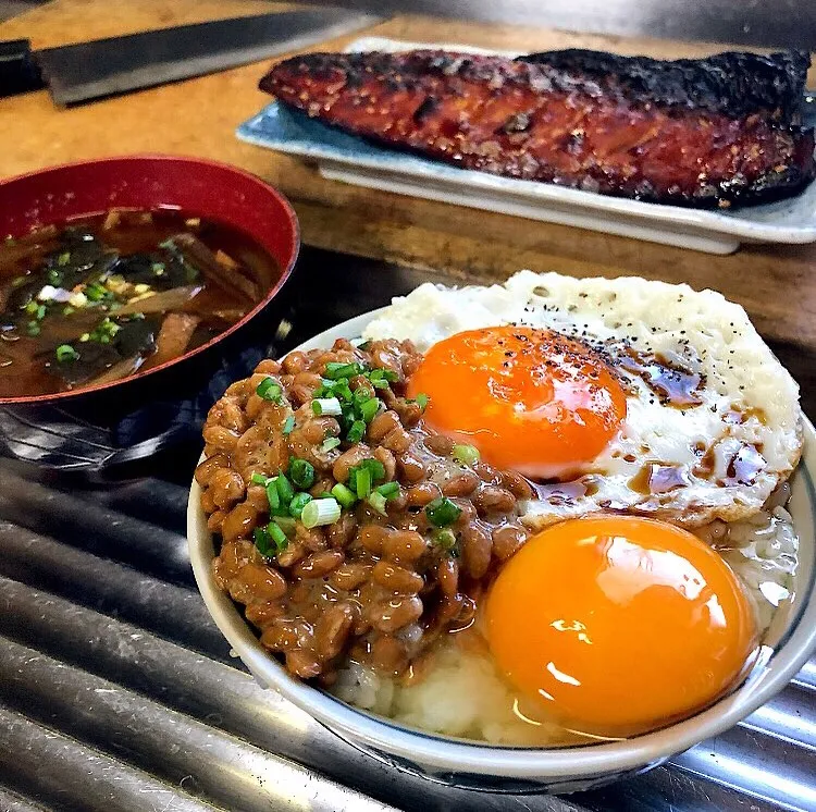 🍳クレイジー卵かけご飯！ダブルエッグ丼
または兄弟丼？
目玉焼き納豆TKG？|ガク魁‼︎男飯さん