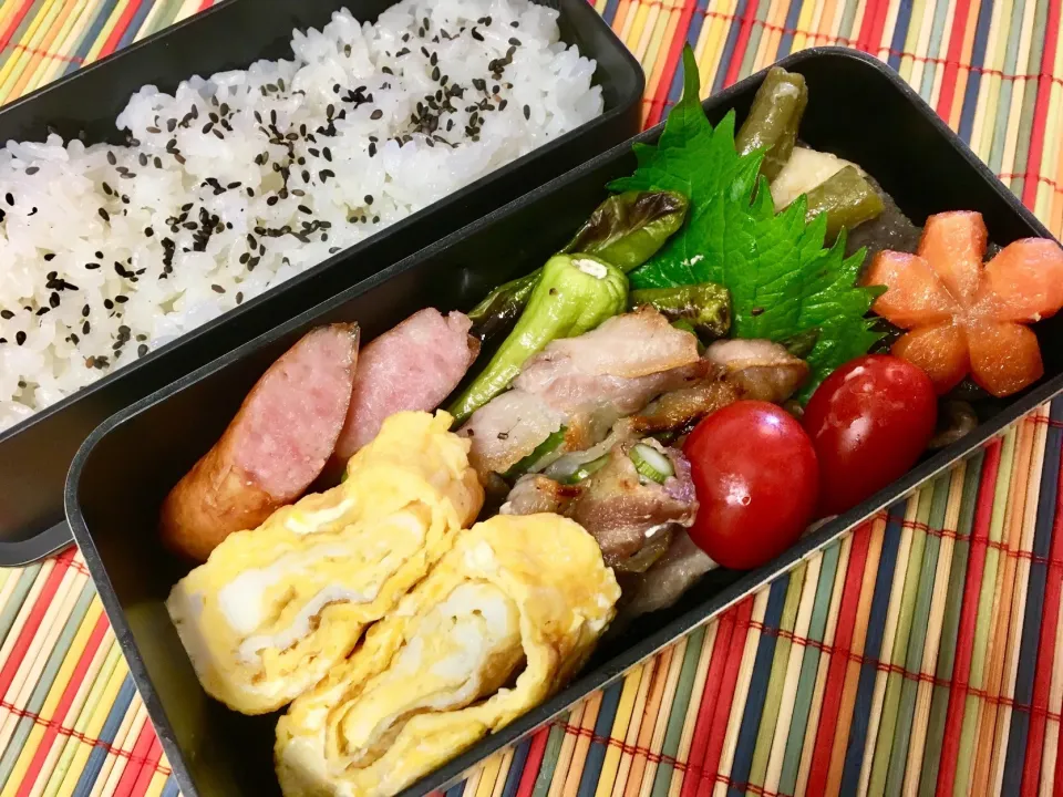 20180605🍱今日の旦那さん弁当🍱
 #しそ入り厚焼き笹かま‬  #紀文キャンペーン  #人参の飾り切り  #アスパラと巻き  #旦那さん弁当  #アスパラ肉巻き|akiyo22さん