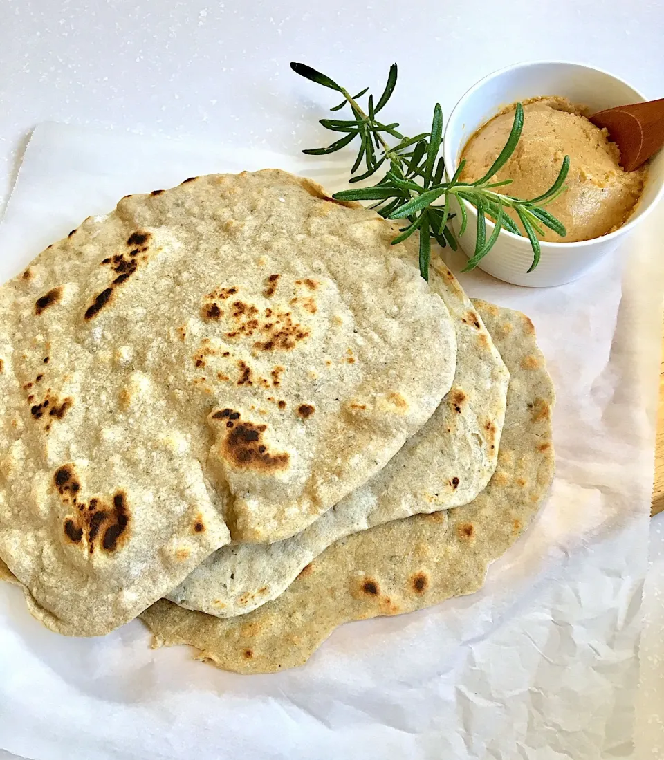 Sourdough Rosemary Flatbread & Caramelized Onion Hummus|gonbenさん