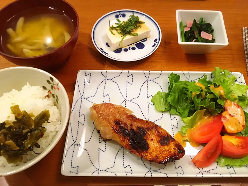 18/06/04 夕飯♪ 赤魚西京焼 ほうれん草ベーコン 冷奴 味噌汁|ikukoさん