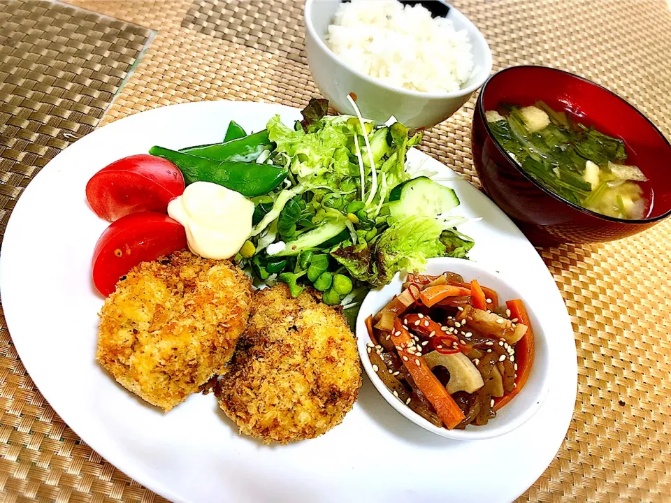 🔸かぼちゃコロッケ     春野菜サラダ 🔸レンコンきんぴら 🔸ほうれん草のお味噌汁|ティーナさん