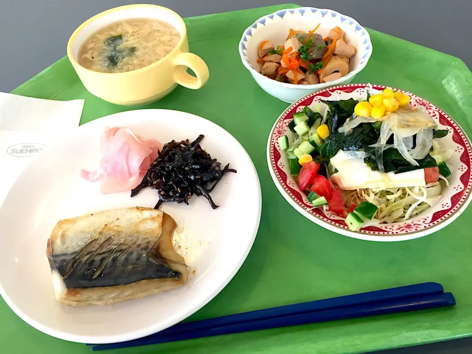 さばの塩焼、竹輪と鶏肉の炒り煮、豆腐サラダ、玉子とワカメのスープ|Tadahiko Watanabeさん