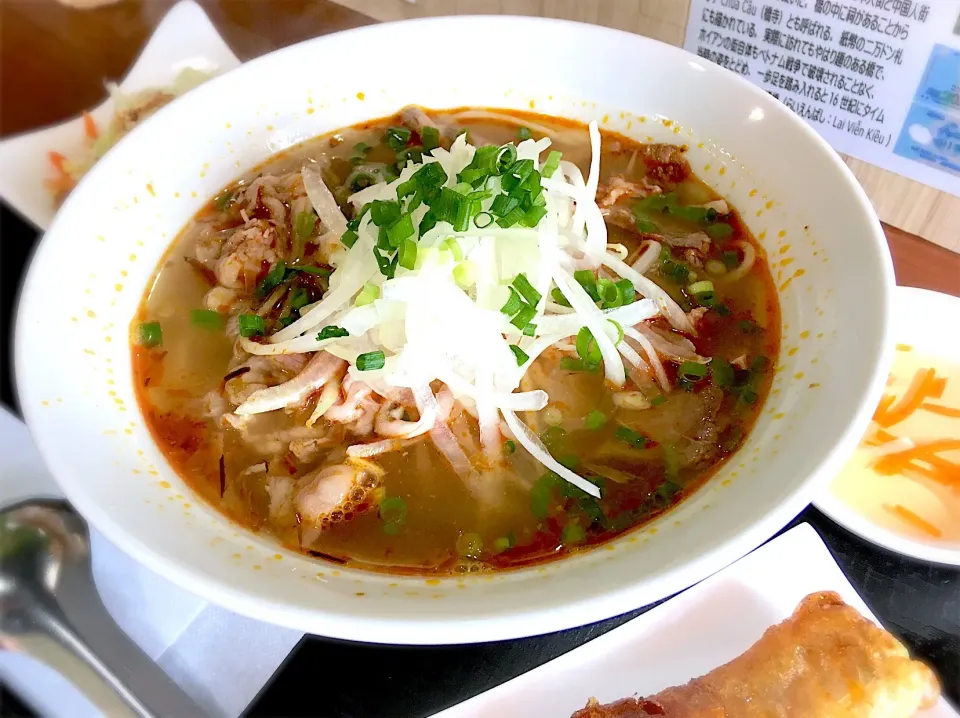 コラーゲン牛すじスープ麺＋揚げ春巻き＋サラダのランチ|リフルシャッフルさん