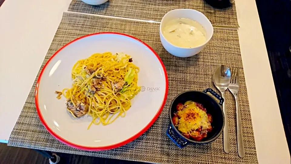 今日の夕食 サバ缶とキャベツのパスタ、じゃがいもときのこの白だし豆乳スープ、ミニトマトのタルタルソース焼き|pinknari🐰🌈さん