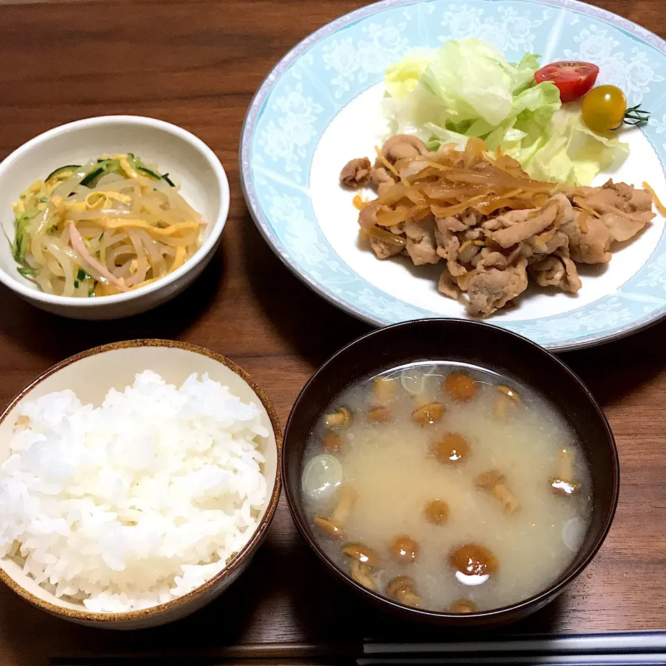 Snapdishの料理写真:#土鍋ごはん 
 #生姜焼き 
 #中華サラダ 
 #なめこと豆腐の味噌汁|まきさん