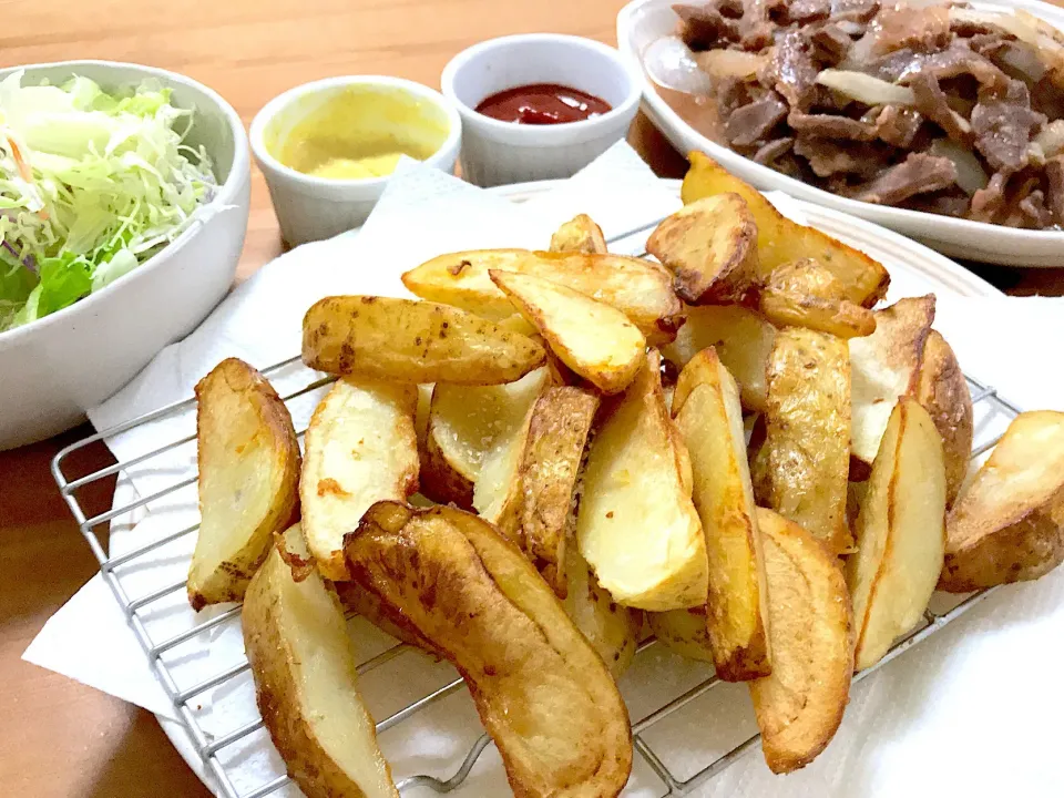 フライドポテト🍟ケチャップとカレーマヨソースで👳🍛
豚ハラミと新玉ねぎ炒め🐖
サラダ🥗|gunlove❤さん