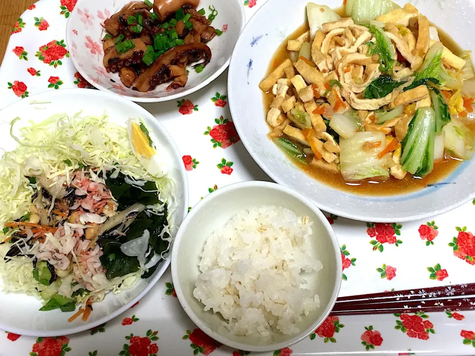 白菜のうま煮😋
イカゲソ照り焼き🦑
鉄分とカルシウムを摂取するサラダ🥗
麦ごはん🍚🥢|yumyum😋さん