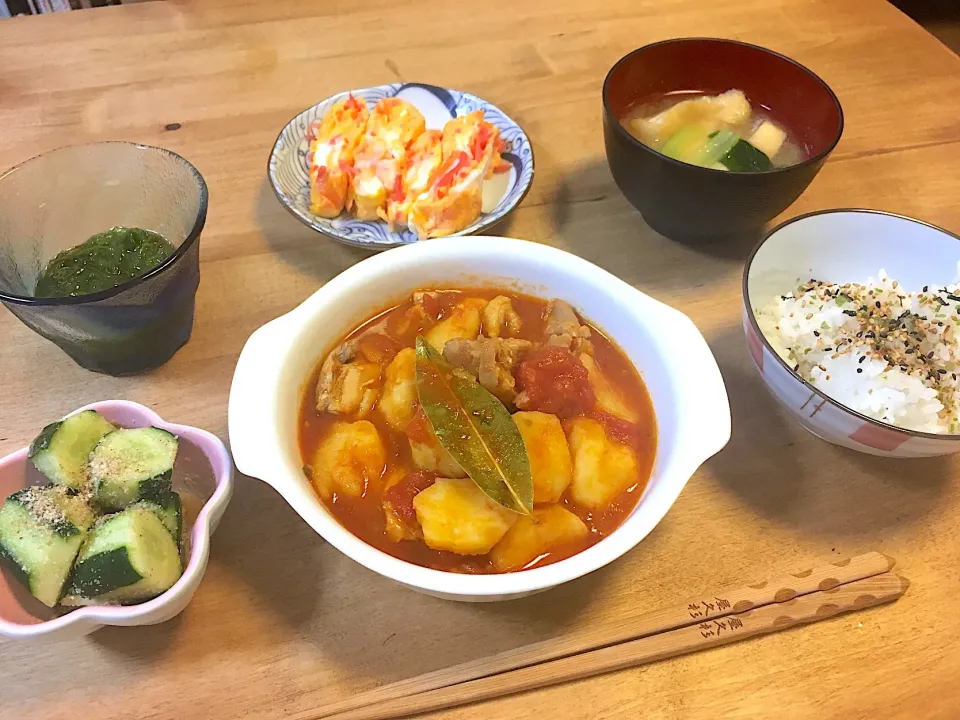 Snapdishの料理写真:鶏肉とじゃがいものめんつゆトマト煮込み定食♪♪|かおちゃんさん