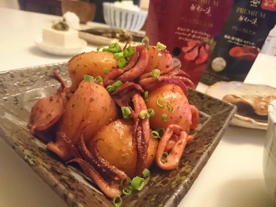 Snapdishの料理写真:イカとじゃが芋のバター醤油|glutton_maaさん