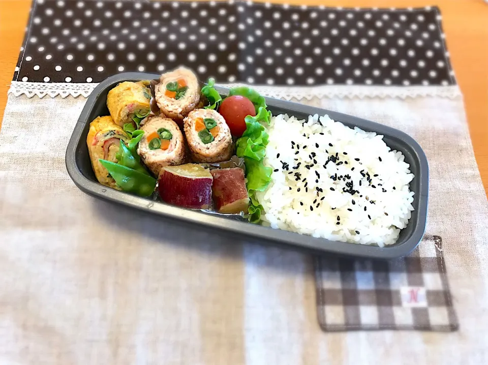 いんげん＋人参肉巻き🥕🥓
卵焼き🍳
さつまいもの甘煮🍠
絹さや😋
🍅🍚|あやこさん