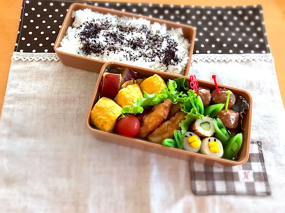 甘辛チキン🐓
卵焼き🍳
ミートボール🐖
さつまいもの甘煮🍠
竹輪きゅうり ひよこ🥒🐥
スナップえんどう😋
🍅🍚|あやこさん