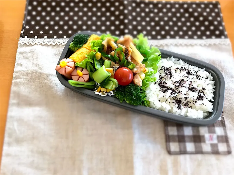 豚バラ じゃがいも ピーマンソテー🥓🥔
小松菜＋コーンソテー🌽
卵焼き🍳
ウインナー🌸
🥦🍅🍚|あやこさん