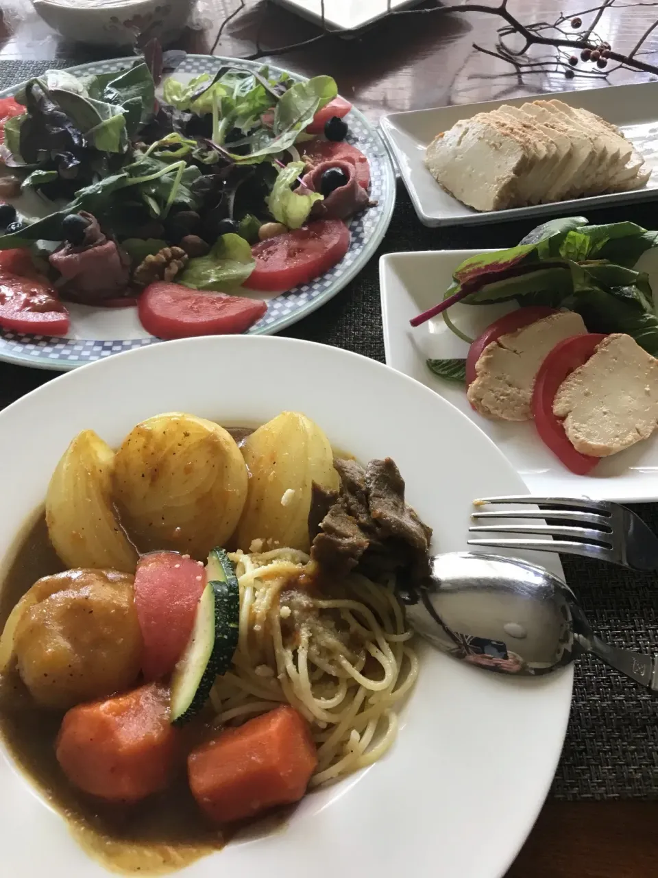 玉ねぎゴロゴロカレーパスタと
トマト🍅豆腐の味噌漬けサラダ🥗|シュトママさん