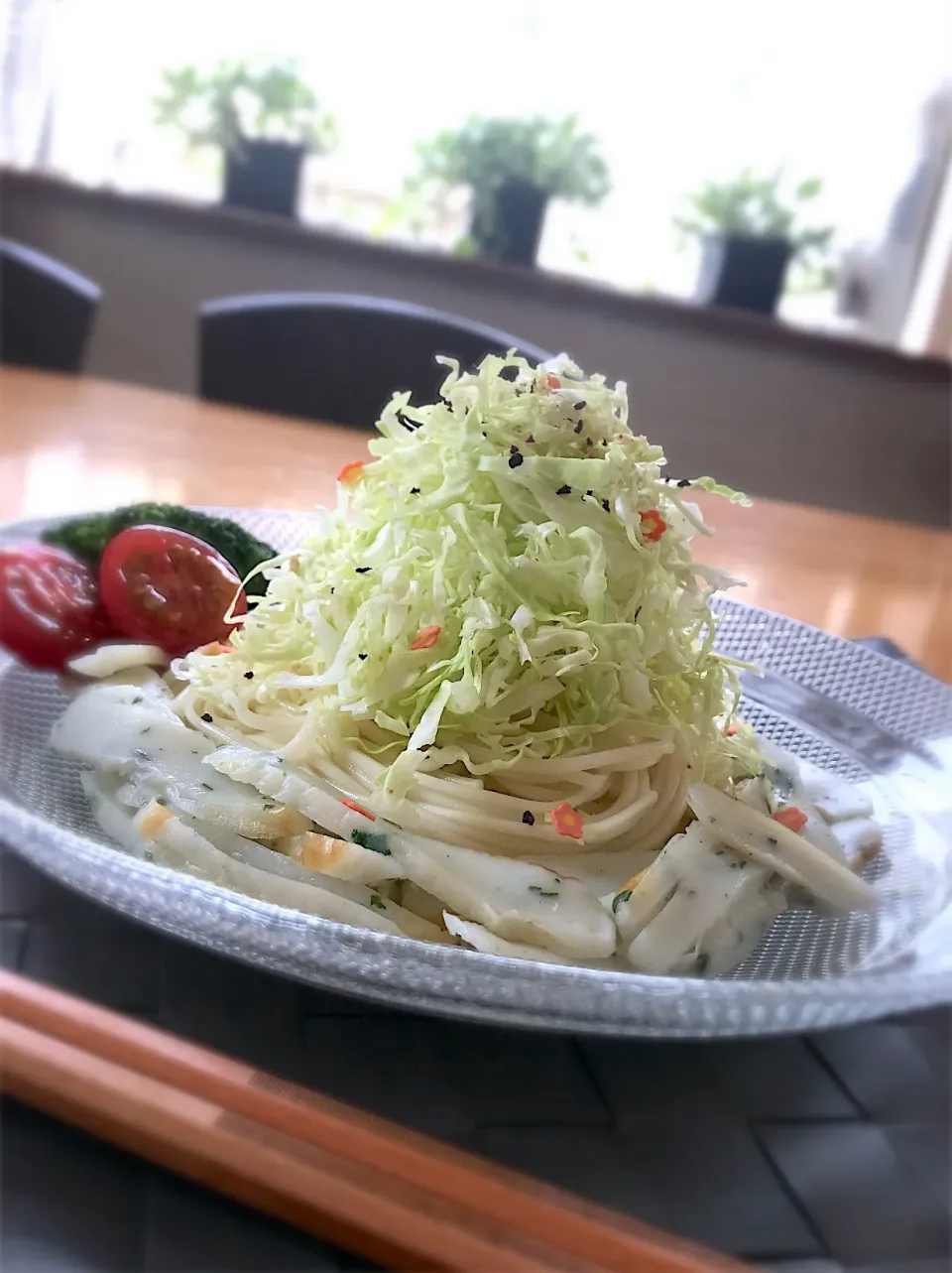 「しそ入り厚焼き笹かま」のサラダうどん♫  #紀文食品  #紀文  #紀文さんありがとう  #紀文キャンペーン  #紀文さんの笹かまぼこ #紀文さんのしそ入り厚焼き笹かま|Hiromiromiさん