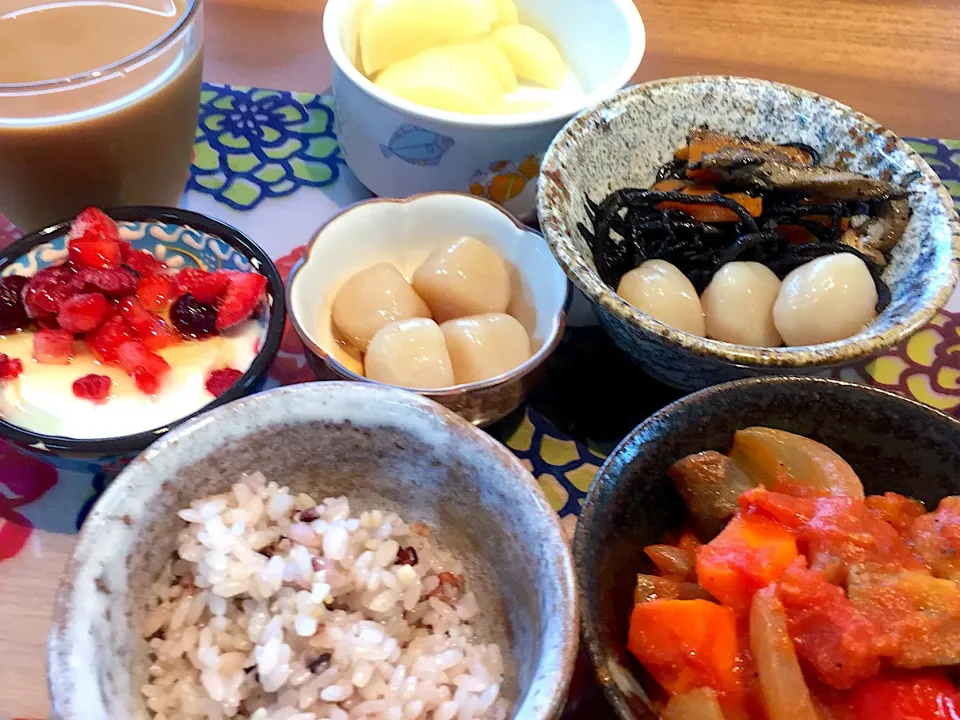 朝ごはん
ひじきの煮物、玉こんにゃく、ラタトゥイユ、たくあん、十穀米、ベリー添えヨーグルト、カフェオーレ|かよちゃんさん