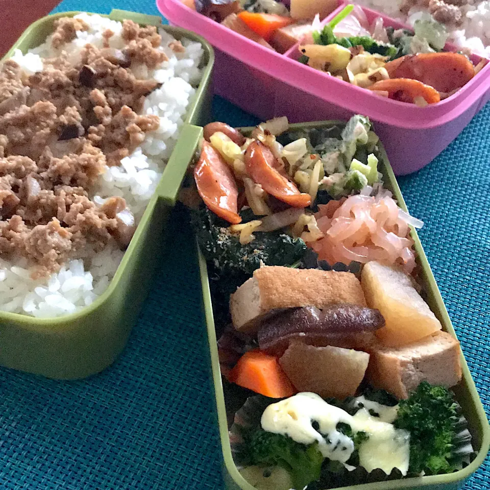 今日のお弁当🍱
肉みそのっけご飯

煮物 和え物と一緒に
召し上がれ

雨降りの朝です
足元悪い一日
気持ちだけでも
明るく 気をつけて
いってらっしゃい👋😊|mokoさん