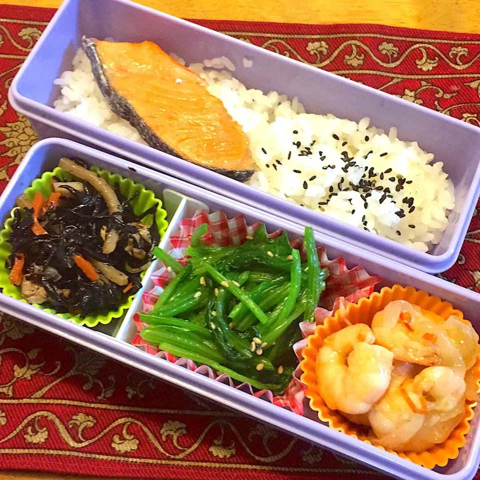 海老のマリネと、ほうれん草の胡麻和えと、ひじきの煮物と、焼き鮭弁当|もえさん