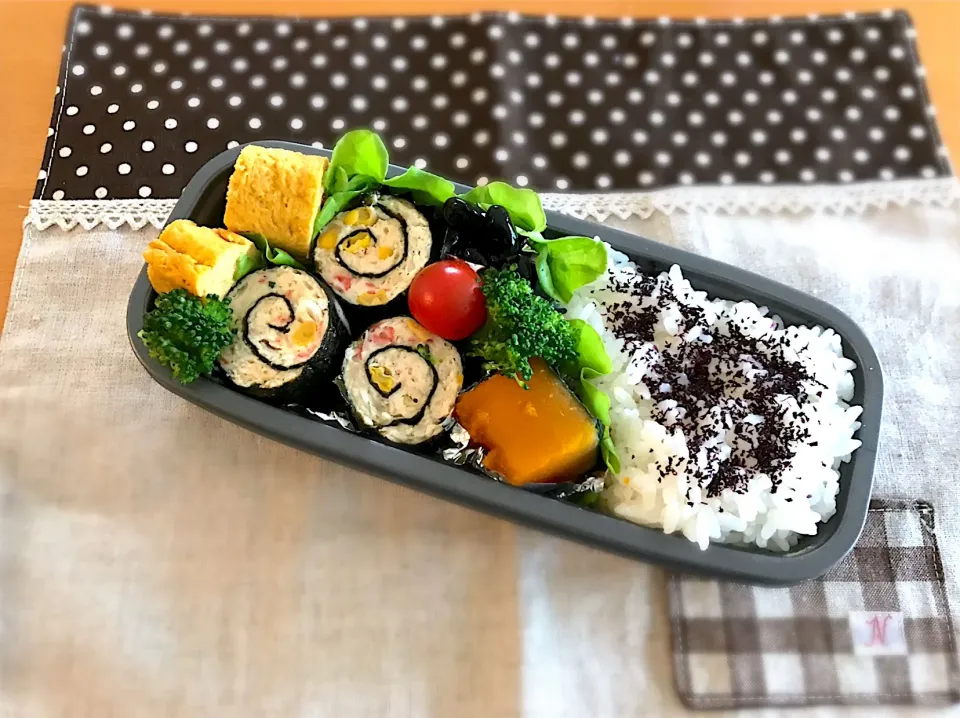 Snapdishの料理写真:鶏ひき肉海苔巻き🌀
卵焼き🍳
かぼちゃの煮物🎃
黒豆😋
🥦🍅🍚|あやこさん