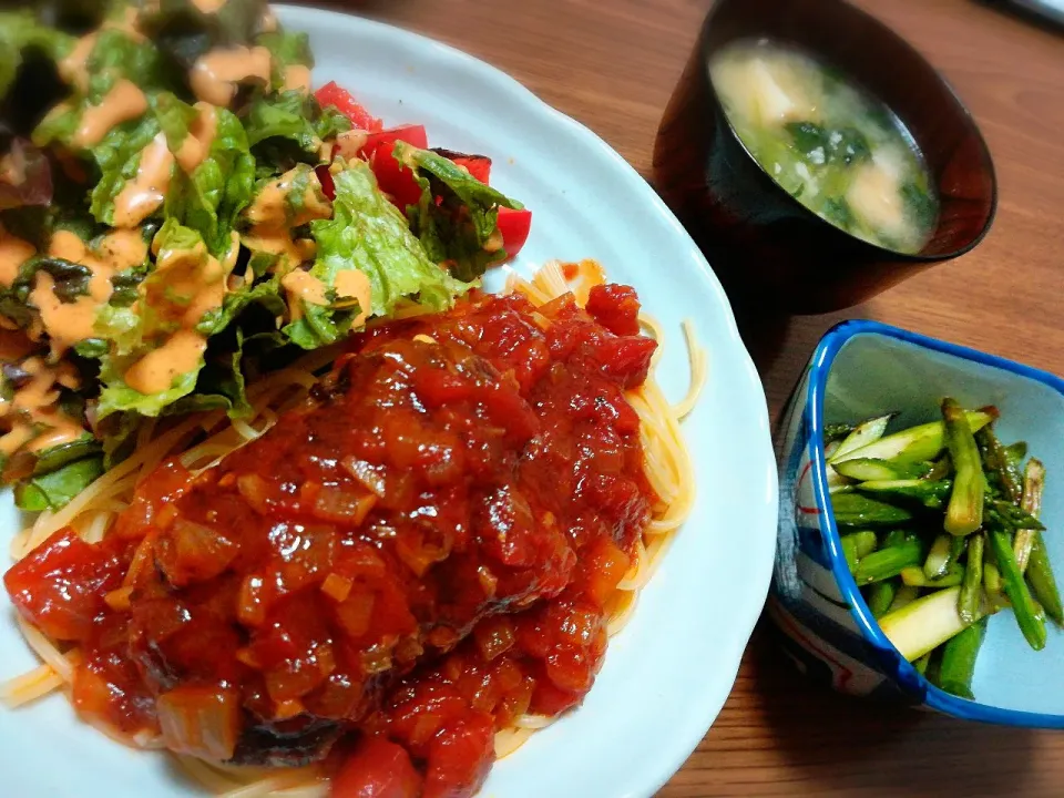 ・トマト煮込みハンバーグ
・サラダ
・アスパラガスのバター醤油炒め
・小松菜と厚揚げの味噌汁|ようかんさん