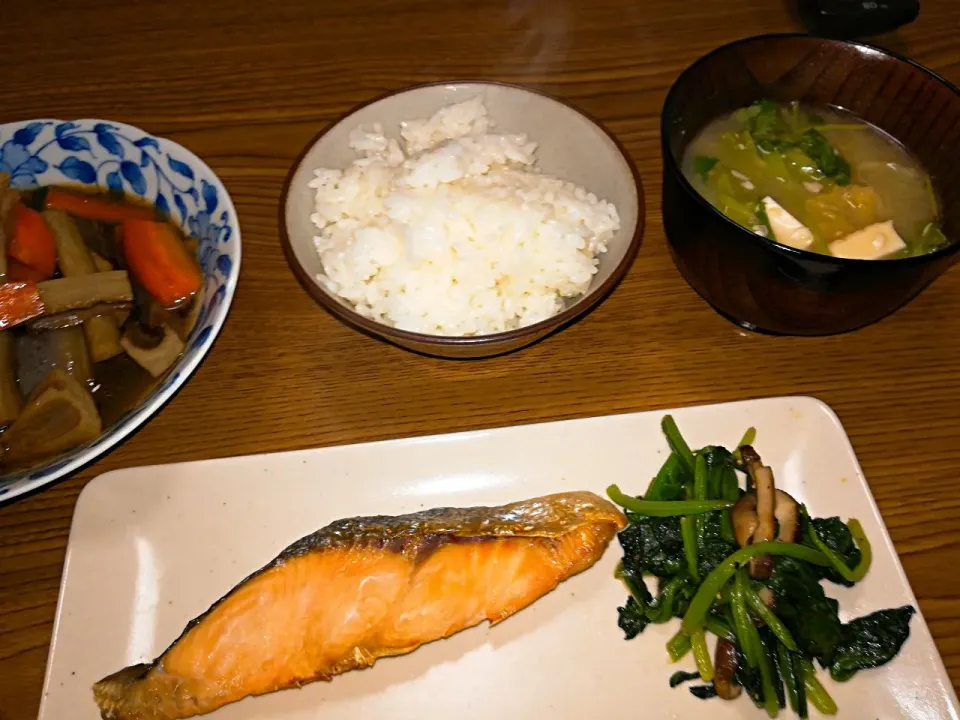 ・鮭の塩焼き
・ほうれん草ソテー
・根菜の煮物
・三つ葉の味噌汁|ようかんさん