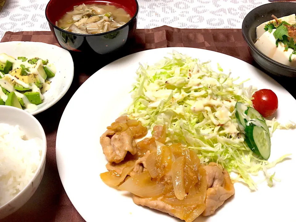 豚肉の生姜焼き
キノコのお味噌汁
大葉のせ冷奴
アボカド|かなりんさん