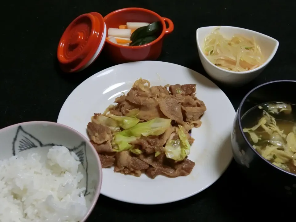 Snapdishの料理写真:晩ご飯

完食に向けて挑戦
○ホイコーロ 少ない目
○マロニー 少し
○中華スープ
○自家製お漬物|Hiroshi  Kimuraさん