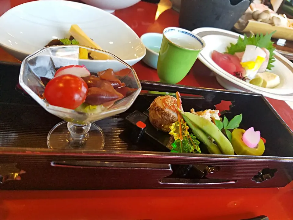 Snapdishの料理写真:梅酒、山くらげの鰹よごし、もろこし豆腐、絹衣味噌焼、枝豆、ホタルイカ、結びわらび、紅葉串、鶯牛蒡巻、刺身（白身、鮪、烏賊）|まりなさん