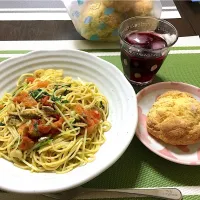 Snapdishの料理写真:小イワシのアヒージョ缶を使ったペペロンチーノと豆腐とホットケーキミックスのパン(*^ω^*)|ライムさん