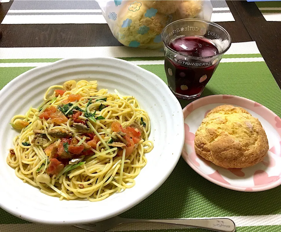 小イワシのアヒージョ缶を使ったペペロンチーノと豆腐とホットケーキミックスのパン(*^ω^*)|ライムさん