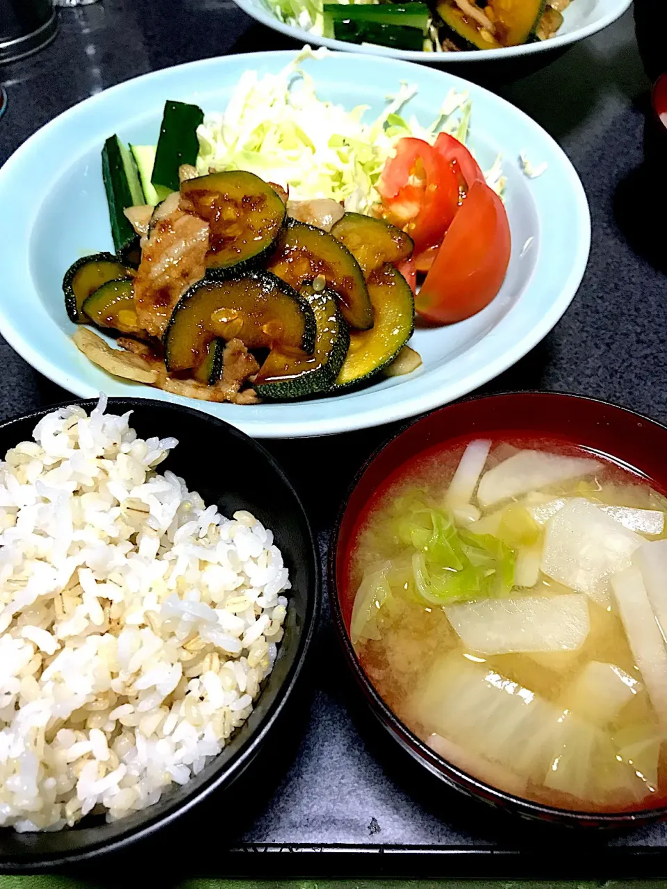 もち麦飯、ズッキーニ豚生姜焼き、キャッツきゅうりトマトサラダ、大根大根葉白菜ネギ味噌汁|ms903さん