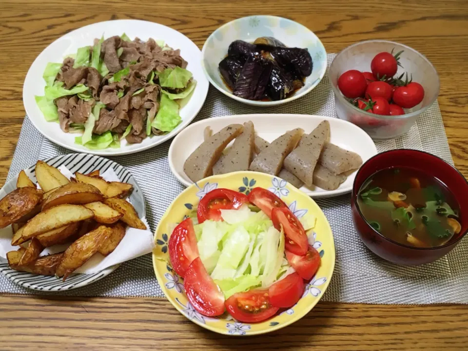 Snapdishの料理写真:牛肉とキャベツのバタ炒め・茄子の南蛮漬け・きぬこひめ・茹でコンニャク・小松菜としめじのお味噌汁・サラダ・ポテトフライ|美也子さん