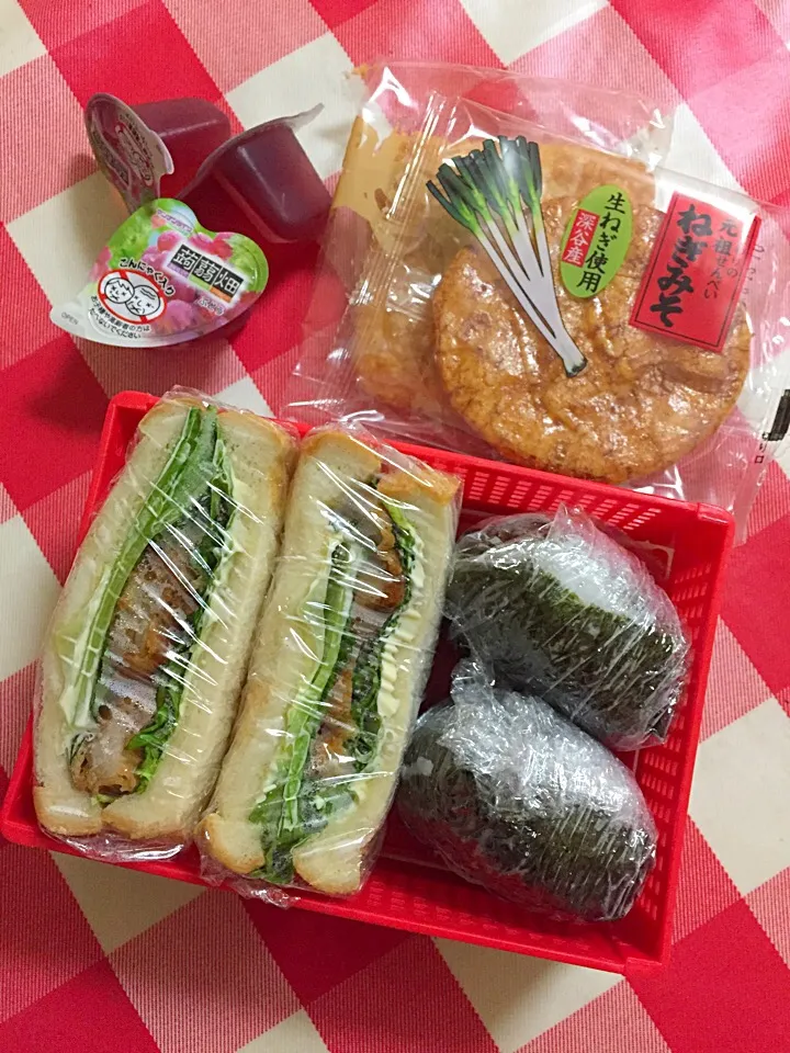 Snapdishの料理写真:20180607兄弁当。ご飯1パックしかなかった😅唐揚げサンドとおにぎり2個。昆布とおかか。|hanakoさん