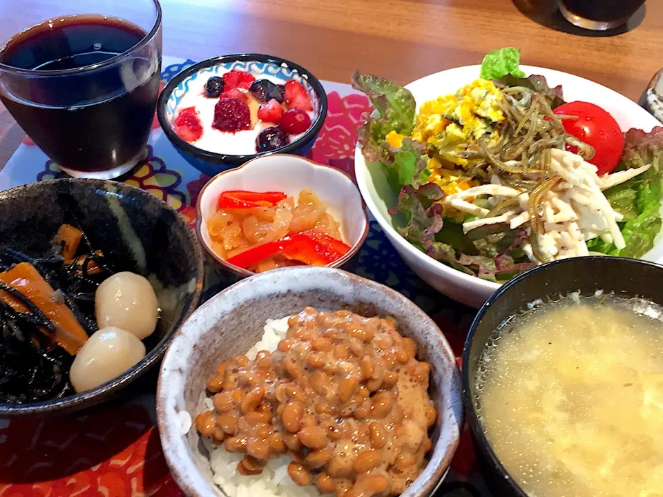 Snapdishの料理写真:朝ごはん
ひじきの煮物、サラダ（サニーレタス、茹でキャベツ、ごぼう、かぼちゃ、トマト、小女子）、クラゲパプリカ、玉こんにゃく、ベリー添えヨーグルト、玉ねぎかきたまスープ、白米、納豆、珈琲|かよちゃんさん