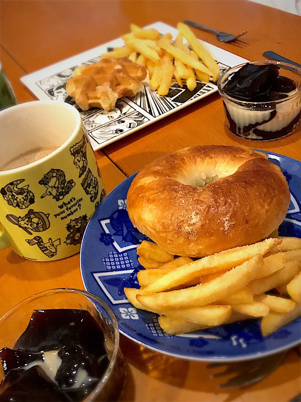 Snapdishの料理写真:ベーグル ワッフル ＆ フレンチフライ 🍩 🍟  コーヒーゼリー 練乳がけ カフェオレ☕️|ch＊K*∀o(^^*)♪さん