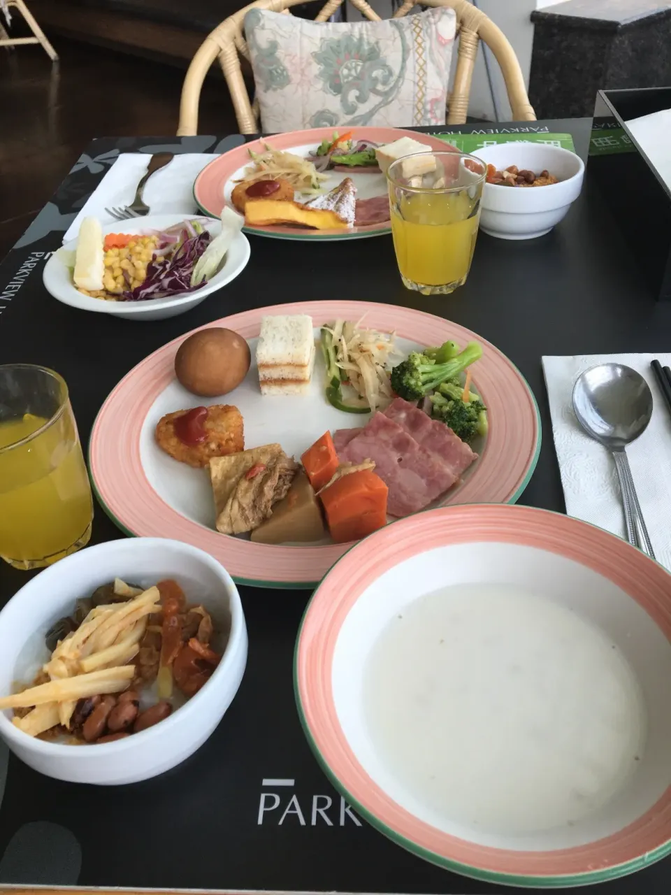 Snapdishの料理写真:花蓮 2018・6・7 朝ごはん 
#朝ごはんの記録  #台湾旅行 #花蓮#豆乳粥#おかゆ 
豆乳粥とおかゆどっちもおいしい❗️
トッピングも、全部乗せにして、ハズレなし！|ローゼルさん